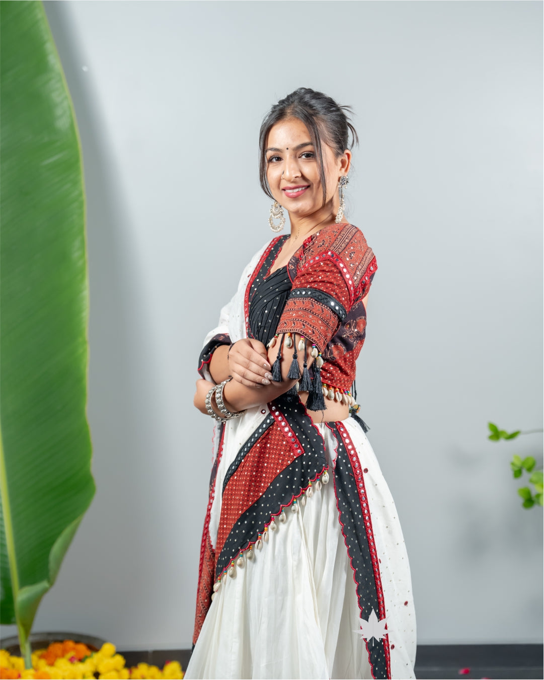 Shvetara Classic White & Black Chaniya Chol