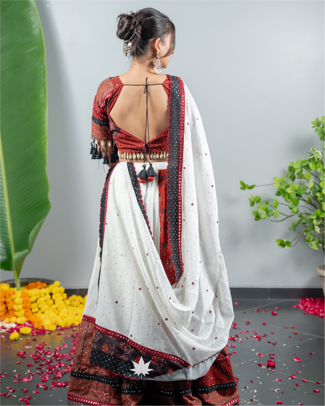 Shvetara Classic White & Black Chaniya Chol